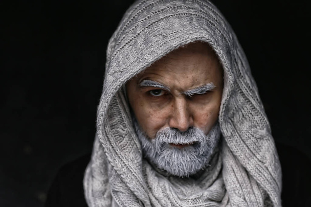 make-up man with a beard / concept oriental portrait in traditional dress, gray-haired white beard in an Arab man - Foto, Imagen