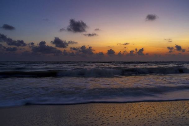 Gün doğumundan önce sahilde deniz manzarası. - Fotoğraf, Görsel