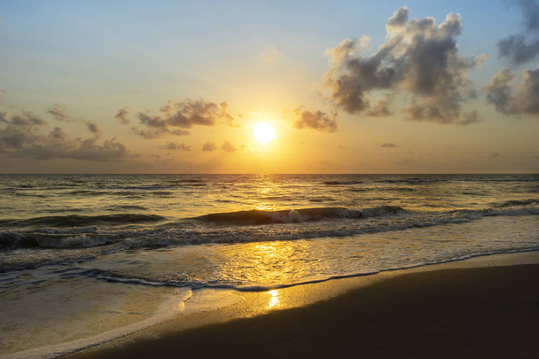 zonsopgang op het strand met zachte Golf. - Foto, afbeelding