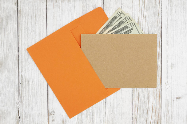 Коричневая открытка с конвертом с деньгами на текстуре w
 - Фото, изображение