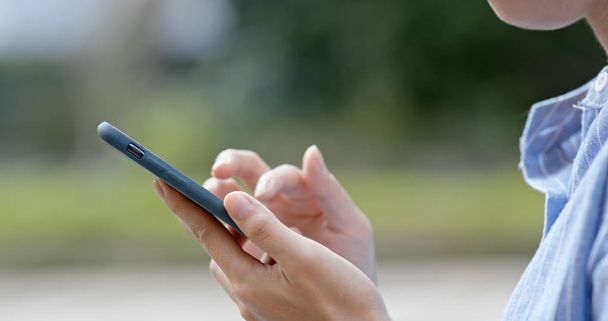 Mujer uso de teléfono inteligente al aire libre
 - Foto, Imagen