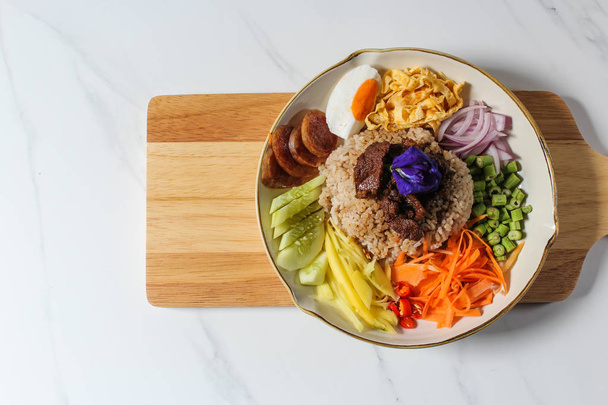 タイ料理、米、エビのペーストを混ぜ - 写真・画像