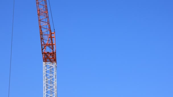 Grúas móviles detrás del cielo azul en la construcción bajo
 - Metraje, vídeo