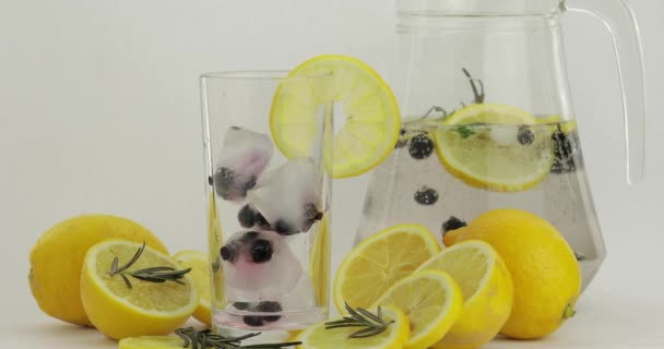 Налейте холодную газировку. Лимон и лед в стакане для напитков. Освежающий коктейль
 - Кадры, видео