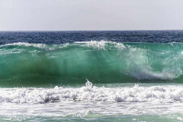 красивый вид на большую океанскую волну
 - Фото, изображение