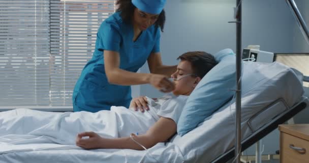 Krankenschwester passt Ausrüstung des Patienten an - Filmmaterial, Video