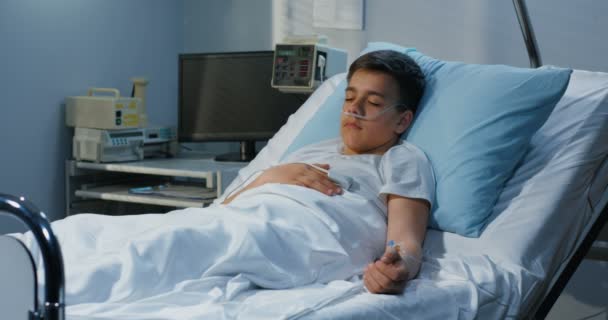 Teenager boy lying in hospital - Footage, Video
