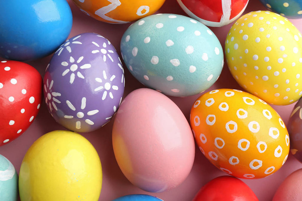 Muchos huevos de Pascua pintados de colores como fondo, vista superior
 - Foto, imagen
