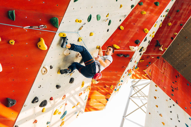 Αθλητισμός άνθρωπος κρέμεται extreme sport αναρρίχηση τοίχο σε υπαίθριο γυμναστήριο - Φωτογραφία, εικόνα
