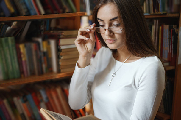 girl in the library - Foto, Imagen
