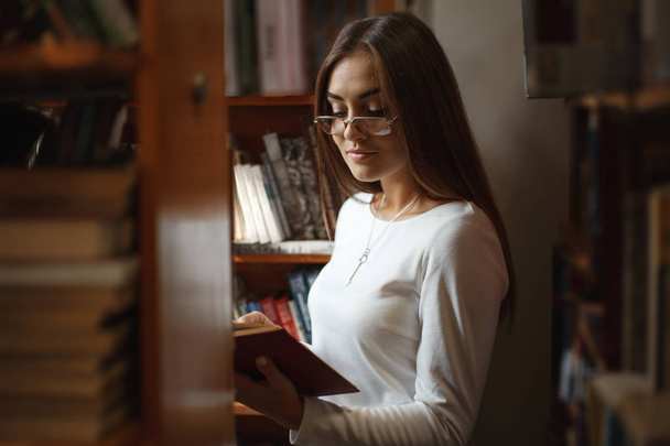 girl in the library - Foto, imagen