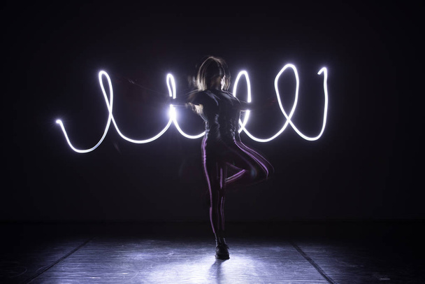 Dançarino de arte moderna, dançando na frente de um fundo preto com n
 - Foto, Imagem