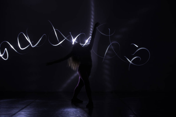 Modern művészet táncos, tánc előtt egy fekete háttér n - Fotó, kép
