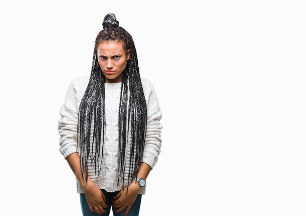 Молодий плетені волосся афро-американських дівчата носити светр над Скептик ізольованих фон і нервової, незадоволення засмучений через проблему. Негативний людина. - Фото, зображення