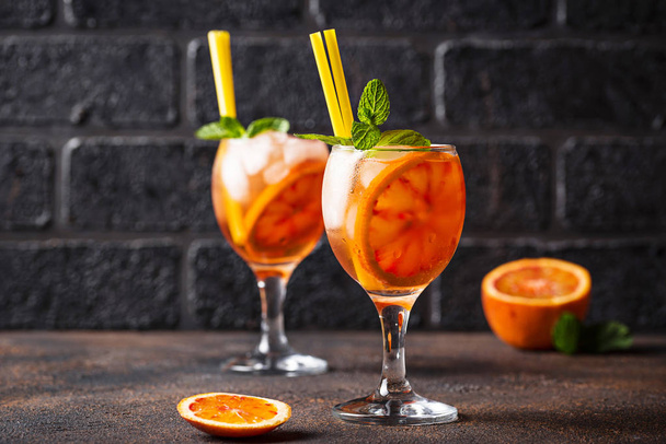 Aperol spritz, итальянский коктейль с апельсином
 - Фото, изображение