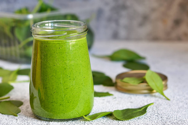 Fresh, green smoothie with spinach on a concrete background. - Fotoğraf, Görsel