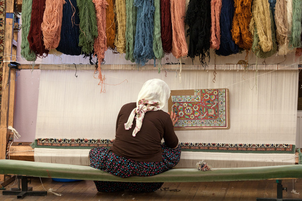 la mujer turca que teje la alfombra de seda - Foto, Imagen