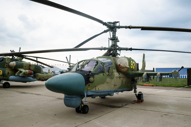 Helicóptero militar en el estacionamiento de la exposición aérea, Zhukovsky
. - Foto, imagen
