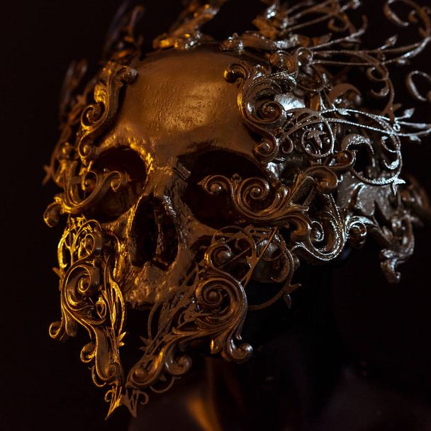 Gold, golden skull made with 3d printer . Gothic piece of decoration for halloween or horror scenes - Foto, Bild