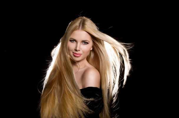 studio portret van prachtige blond meisje - Foto, afbeelding