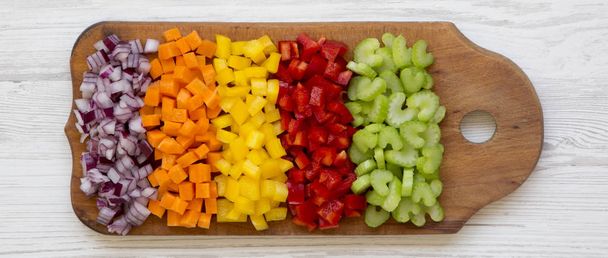 gehacktes frisches Gemüse (Karotten, Sellerie, rote Zwiebeln, farbige Paprika) - Foto, Bild