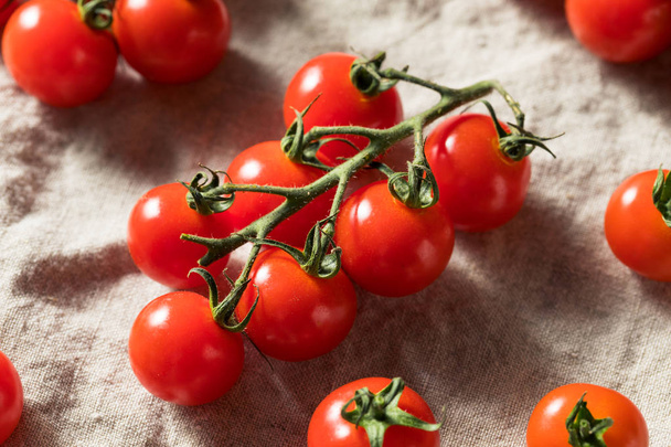 Raw Red Organic Cherry Tomatoes - Zdjęcie, obraz