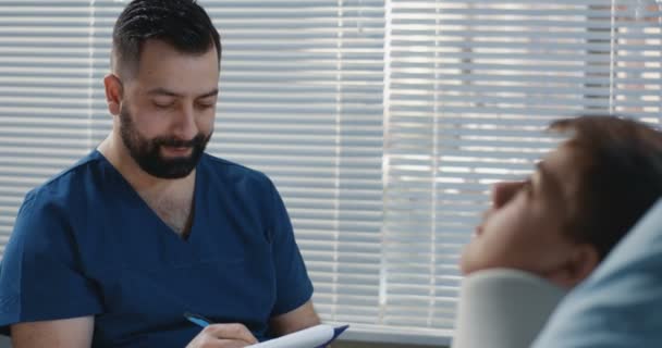 Erkek doktor hastanede genç hasta ziyaret - Video, Çekim