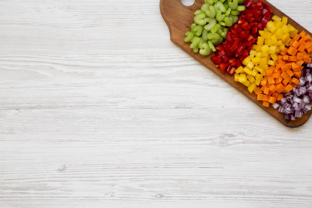 みじん切り新鮮野菜(ニンジン、セロリ、赤玉ねぎ、色付きペッパー) - 写真・画像