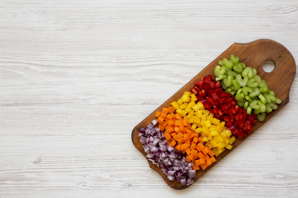 オーバーヘッドビュー、みじん切り新鮮な野菜(ニンジン、セロリ、赤オニ) - 写真・画像