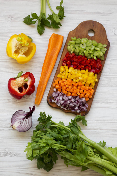 みじん切り新鮮な野菜(ニンジン、セロリ、赤玉ねぎ、赤とエル) - 写真・画像