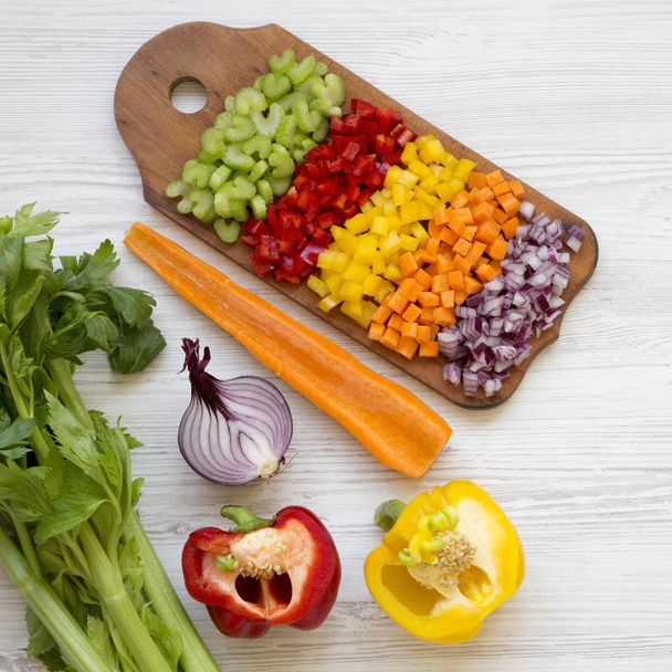 Нарезанные свежие овощи (морковь, сельдерей, красный лук, красный и желтый
 - Фото, изображение