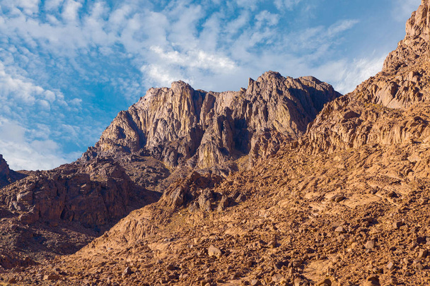 atemberaubender Sonnenaufgang am Sinai, wunderschöne Morgendämmerung in Ägypten, wunderschöne Aussicht vom Berg. Panorama. - Foto, Bild