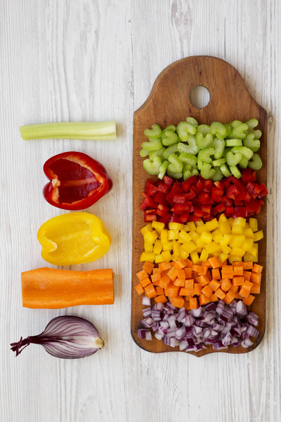 Подрібнені свіжі овочі (морква, селера, цибуля, кольоровий перець
 - Фото, зображення
