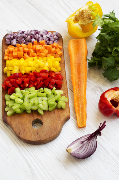Ψιλοκομμένα φρέσκα λαχανικά (καρότο, σέλινο, κρεμμύδι, χρωματιστές πιπεριές - Φωτογραφία, εικόνα
