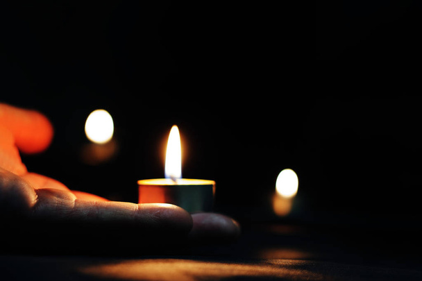 Memorial Day Giornata Internazionale della Memoria dell'Olocausto La candela brucia
 - Foto, immagini