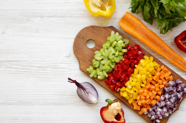 Gehakte verse groenten (wortel, selderij, ui, gekleurde paprika - Foto, afbeelding