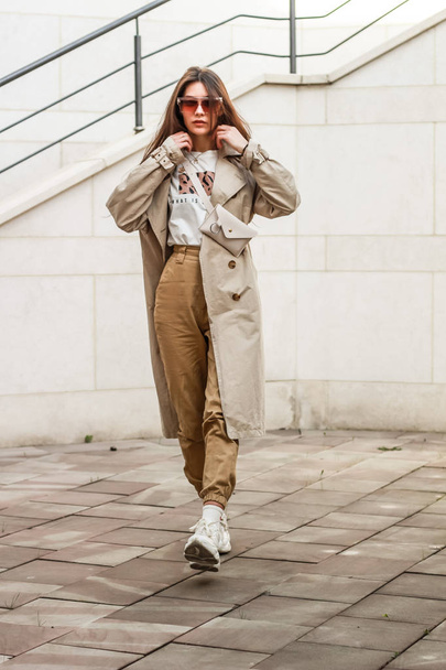Portrait shooting of a stylish girl. Beige shades. Trends of spr - Fotografie, Obrázek