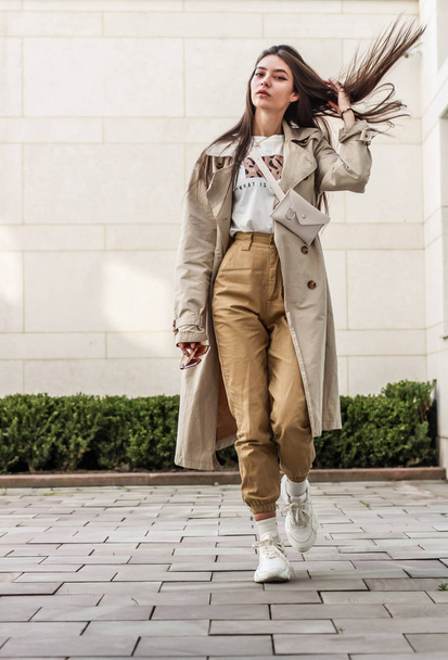Portrait shooting of a stylish girl. Beige shades. Trends of spr - Foto, Bild