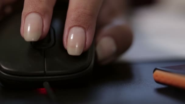 Mão usando mouse computador
 - Filmagem, Vídeo