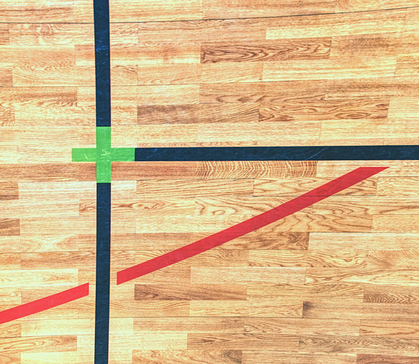 Linhas de playfield pintadas no piso de madeira do ginásio de renovação
.  - Foto, Imagem