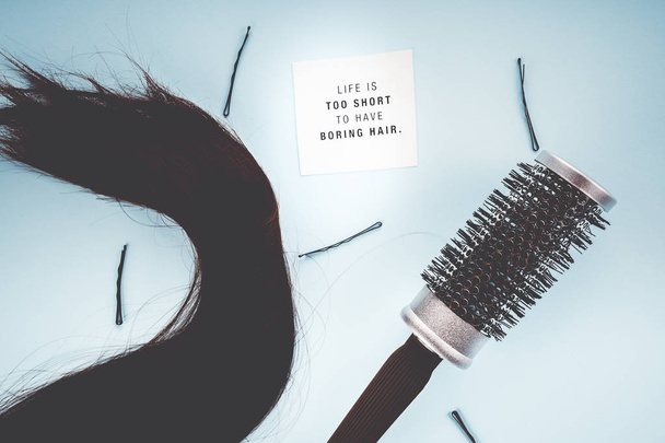 conceito de cabeleireiro: cabelo falso e grampos de cabelo
 - Foto, Imagem