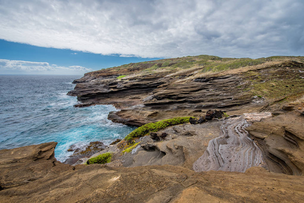 Океанські хвилі гуркіт проти унікальної скелі лави Lanai оглядовому на Оаху, Гаваї - Фото, зображення