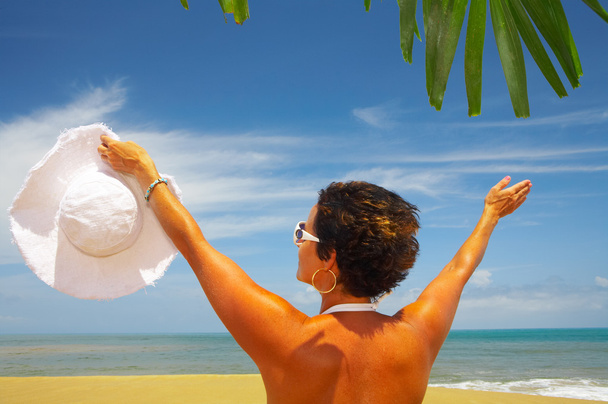 Ritratto di bella donna in panama bianco e occhiali da sole in ambiente tropicale
 - Foto, immagini