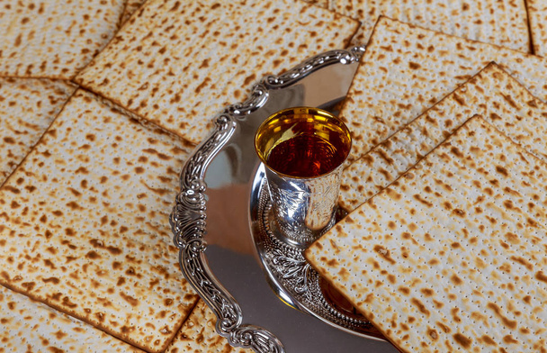 Pascua matzoh pan de fiesta judía, vasos kosher vino sobre mesa de madera
. - Foto, imagen
