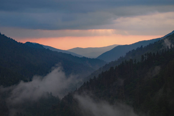 Tramonto e montagne stratificate nelle Smoky Mountains
. - Foto, immagini