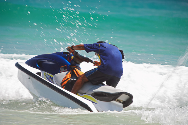 Widok jetski rider zaciekle walczy z fala ocean - Zdjęcie, obraz