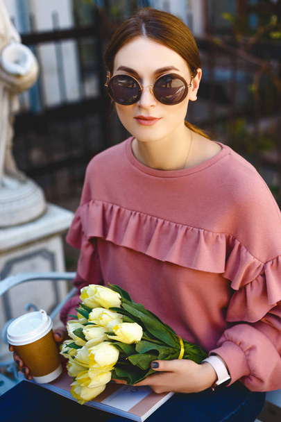 The girl in glasses with tulips and coffee - Foto, immagini