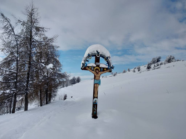  Winter landscape mountain peak the village of Parva, Romanian Transylvania. Orthodox crucifix - Photo, Image