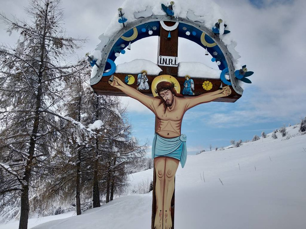  Winter landscape mountain peak the village of Parva, Romanian Transylvania. Orthodox crucifix - Photo, Image