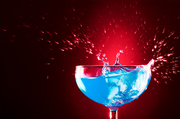 blue curacao üzerine sıçramasına ile kokteyl cam görünümü - Fotoğraf, Görsel